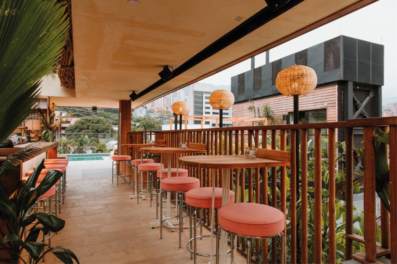 The Click Clack Hotel Medellin Ngoại thất bức ảnh The bar at the top of the hotel