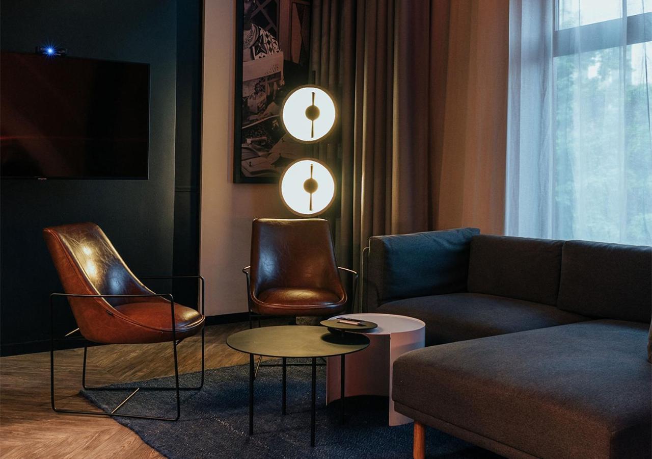 The Click Clack Hotel Medellin Ngoại thất bức ảnh A floor lamp