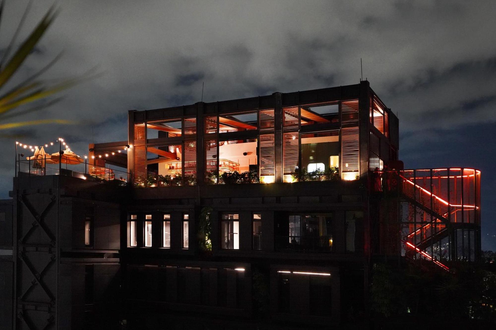 The Click Clack Hotel Medellin Ngoại thất bức ảnh The Sky Bar at the top of the building