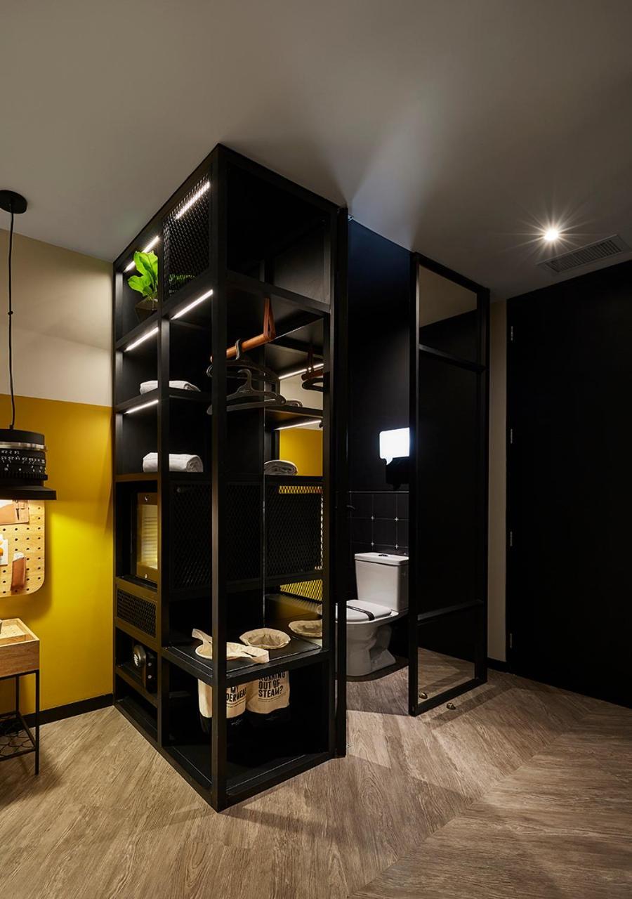 The Click Clack Hotel Medellin Ngoại thất bức ảnh A bathroom in a micro apartment